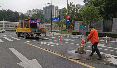 旧标线清除不彻底：路面上的&ldquo;交通谜题&rdquo;